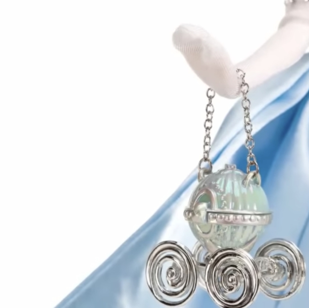2011 Limited Edition Disney Designer Cinderella Doll - Picture 4 of 6